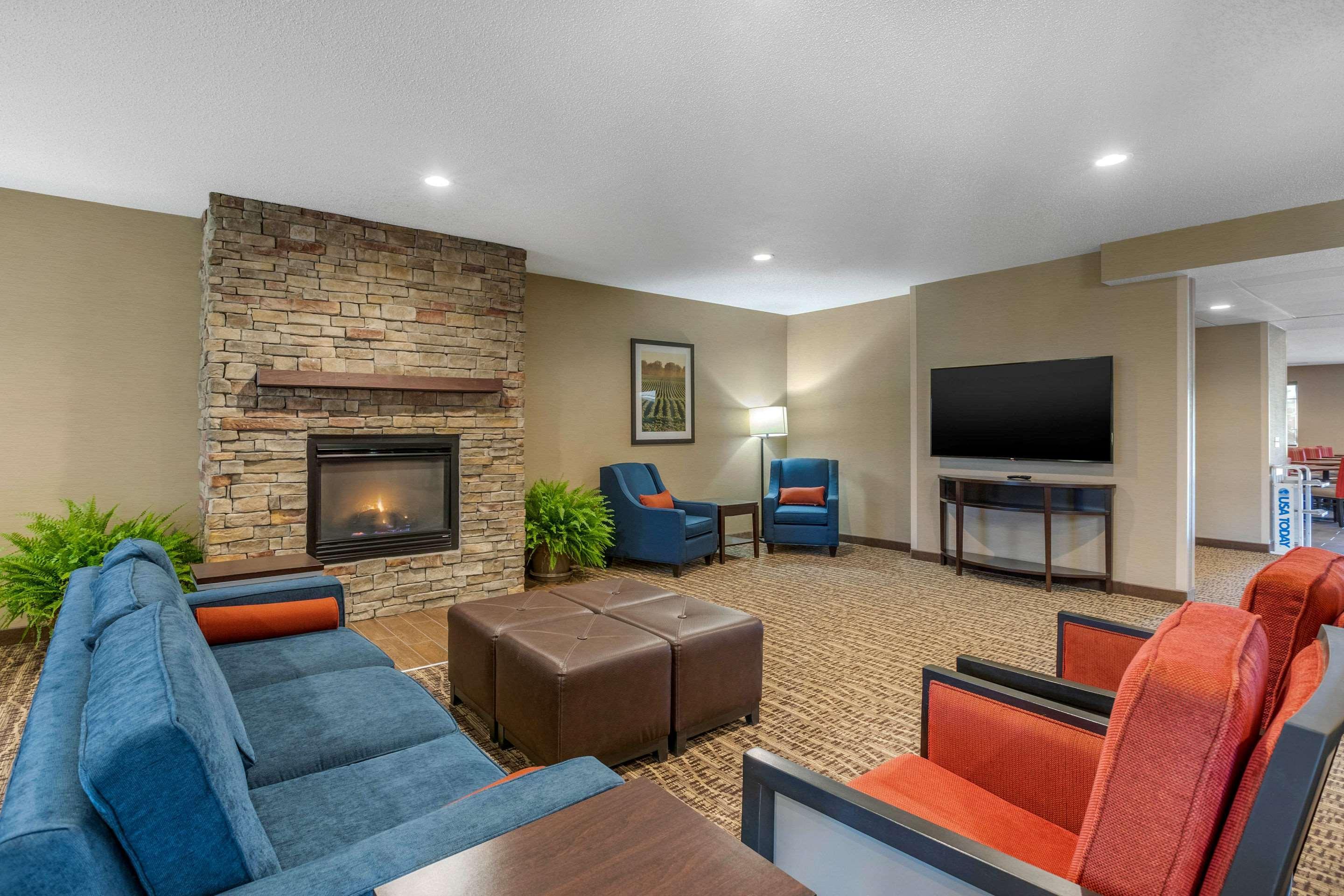 Comfort Suites Cedar Falls Exterior foto