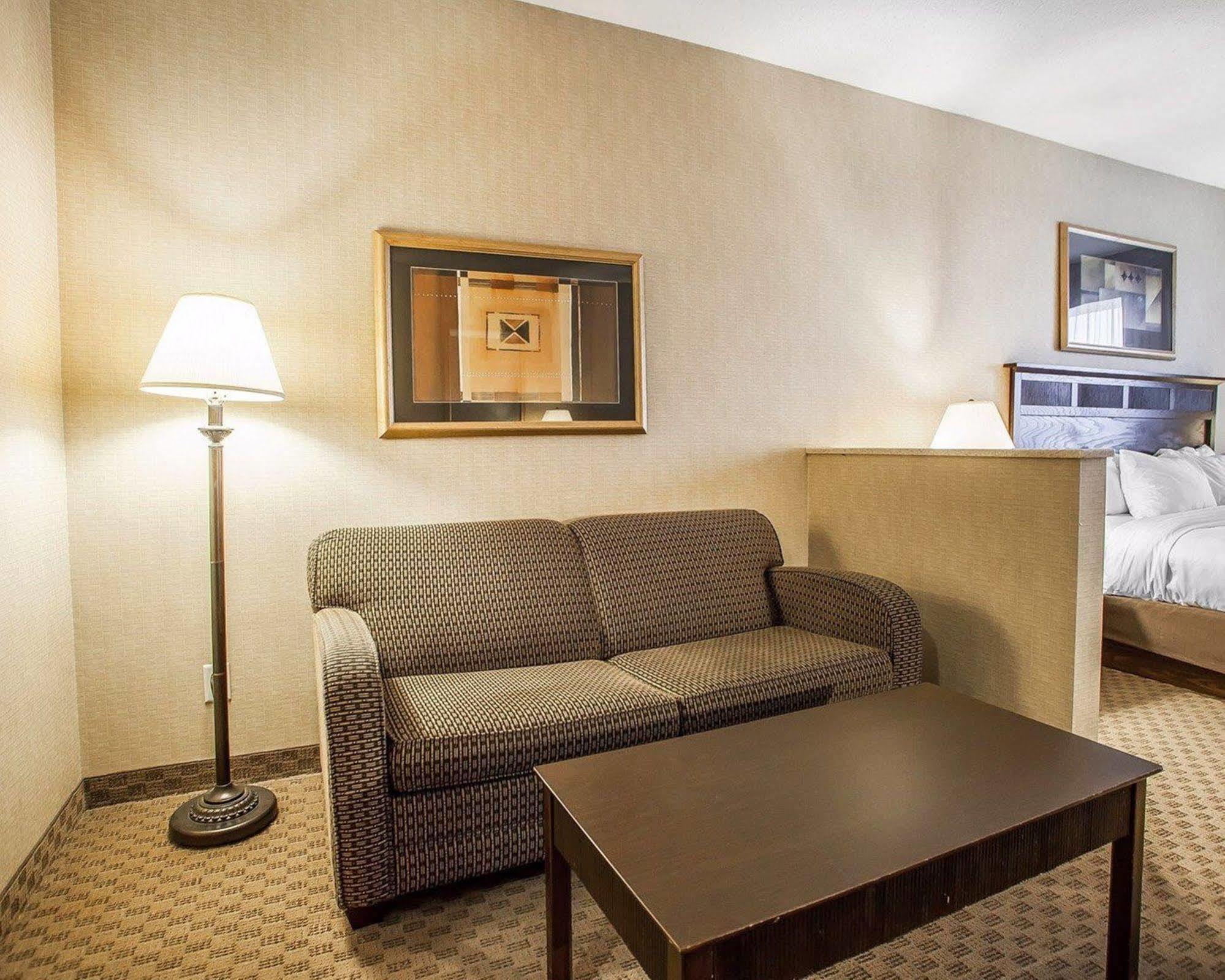 Comfort Suites Cedar Falls Exterior foto